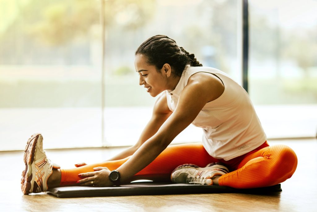 Mehr Flexibilität erhöht den Bewegungsradius in Alltag und Sport.